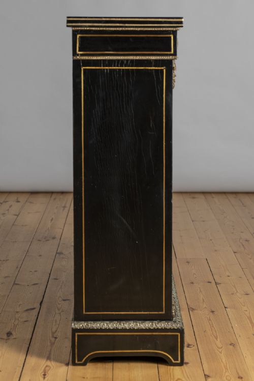 VICTORIAN ENGLISH EBONISED AND GILT GLAZED DISPLAY CABINET WITH ORMOLU MOUNTS - ADDITIONAL PHOTO 6