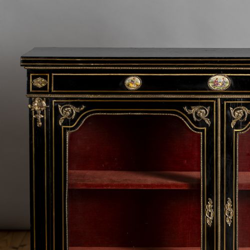 VICTORIAN ENGLISH EBONISED AND GILT GLAZED DISPLAY CABINET WITH ORMOLU MOUNTS - ADDITIONAL PHOTO 9