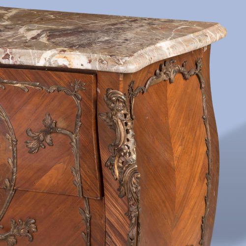 A FRENCH MARQUETRY COMMODE IN THE LOUIS XV MANNER - ADDITIONAL PHOTO 3