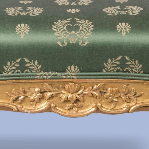 A FINE PAIR OF GILTWOOD FOOTSTOOLS IN THE LOUIS XV MANNER - ADDITIONAL PHOTO 5
