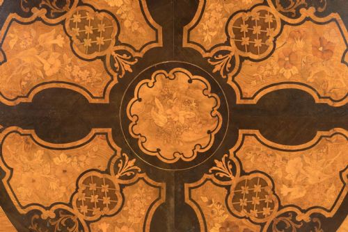 A FINE WALNUT AND MARQUETRY INLAID CENTRE TABLE - ADDITIONAL PHOTO 3