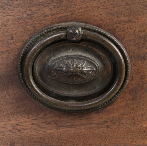 A GEORGE III PERIOD MAHOGANY CHEST OF DRAWERS - ADDITIONAL PHOTO 3