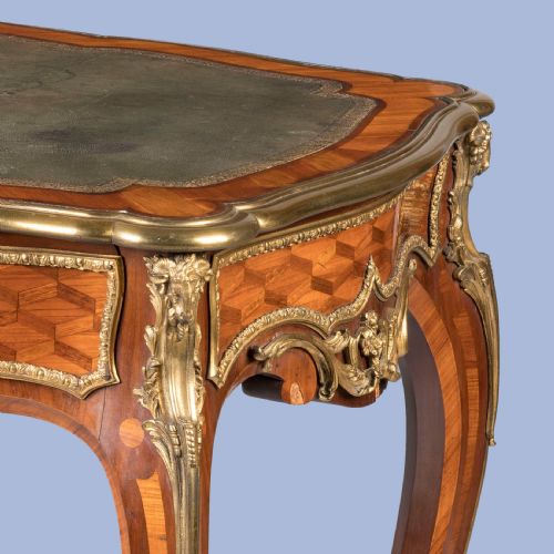 AN ELEGANT CUBED PARQUETRY BUREAU PLAT IN THE LOUIS XV MANNER ATTRIBUTED TO WASSMUSS OF PARIS - ADDITIONAL PHOTO 4