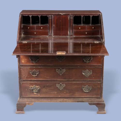 A GOOD BUREAU OF THE GEORGE III PERIOD - ADDITIONAL PHOTO 1