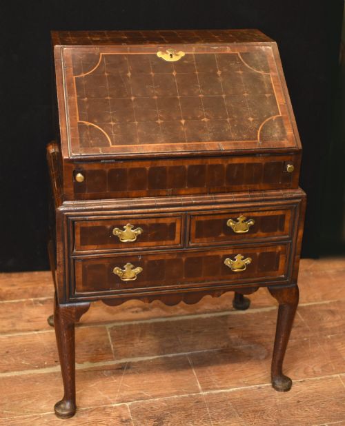 Queen Anne Bureau Desk - Oyster Walnut Antique 1720