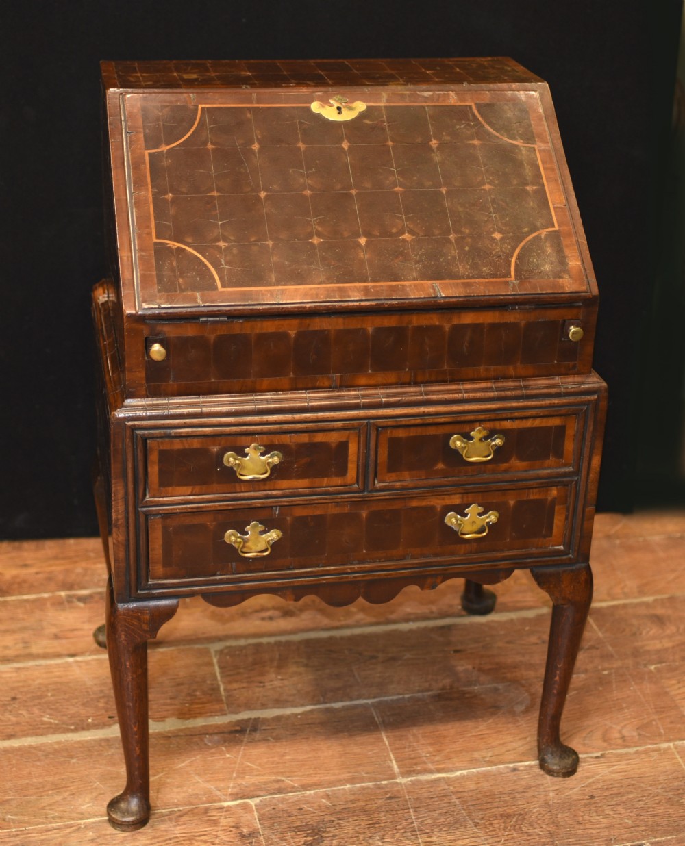 Queen Anne Bureau Desk - Oyster Walnut Antique 1720