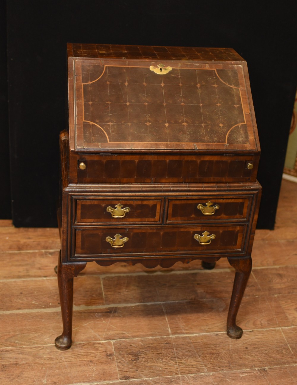 Queen Anne Bureau Desk - Oyster Walnut Antique 1720 View III