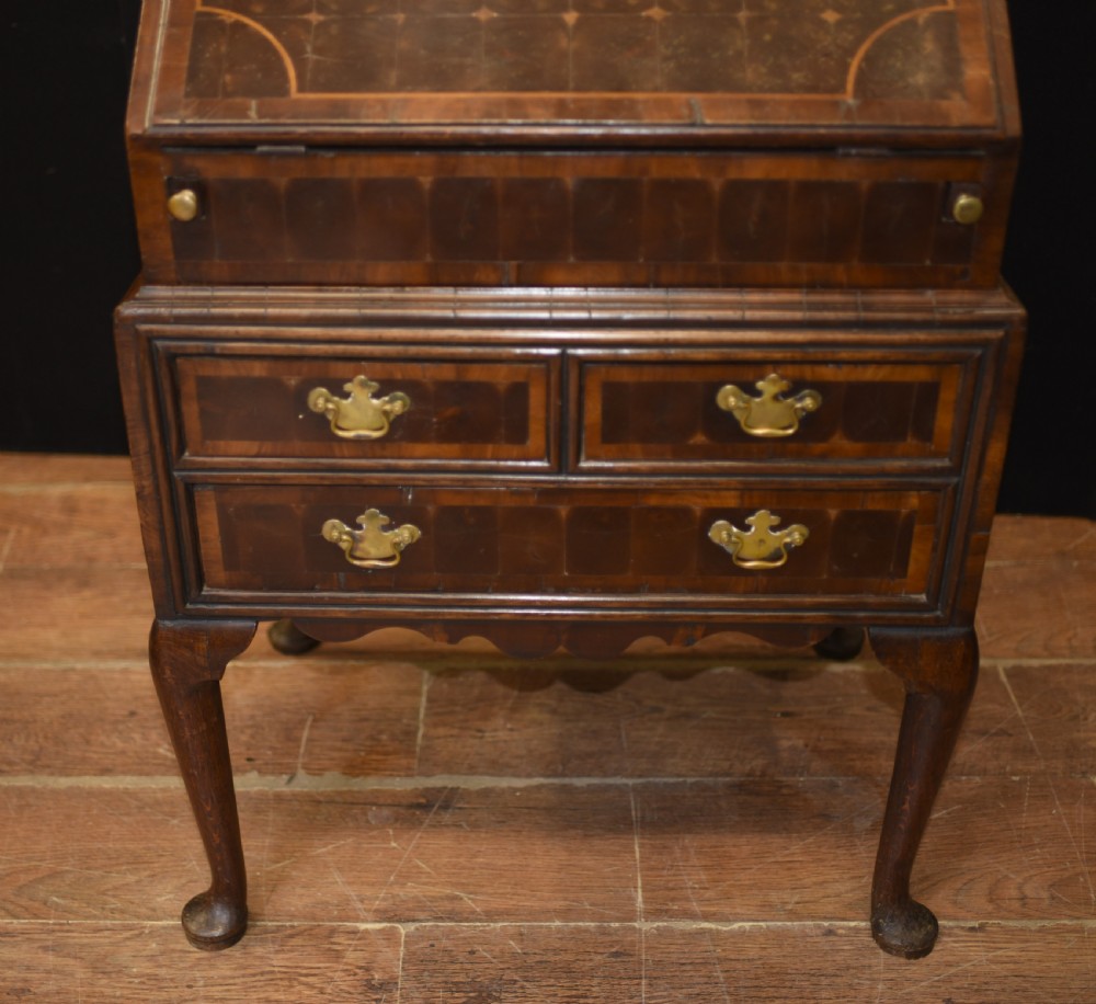 Queen Anne Bureau Desk - Oyster Walnut Antique 1720 View IV