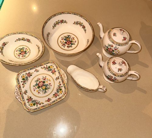 100 PIECE HANDPAINTED DINNER SERVICE