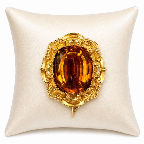 VICTORIAN GOLD BROOCH WITH LARGE OVAL TOPAZ