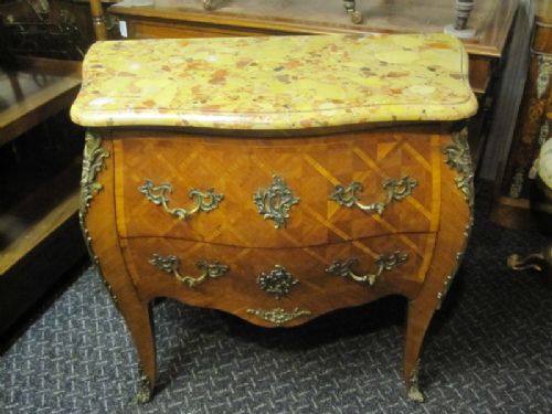 Bombe Commode