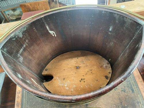 AN EARLY 19TH CENTURY BRASS BOUND ELLIPTICAL SHAPED MAHOGANY BUCKET - ADDITIONAL PHOTO 3