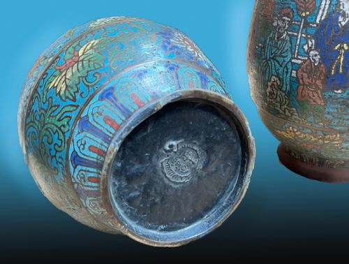 A PAIR OF DECORATIVE EARLY 20TH CENTURY ORIENTAL CLOISONNE VASES - ADDITIONAL PHOTO 1