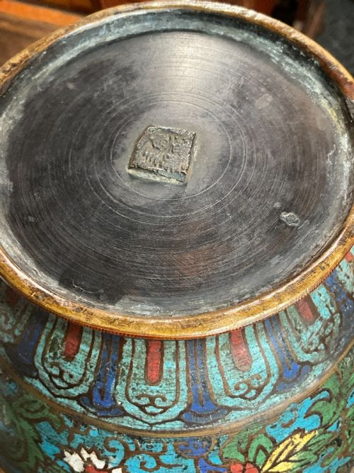 A PAIR OF DECORATIVE EARLY 20TH CENTURY ORIENTAL CLOISONNE VASES - ADDITIONAL PHOTO 2