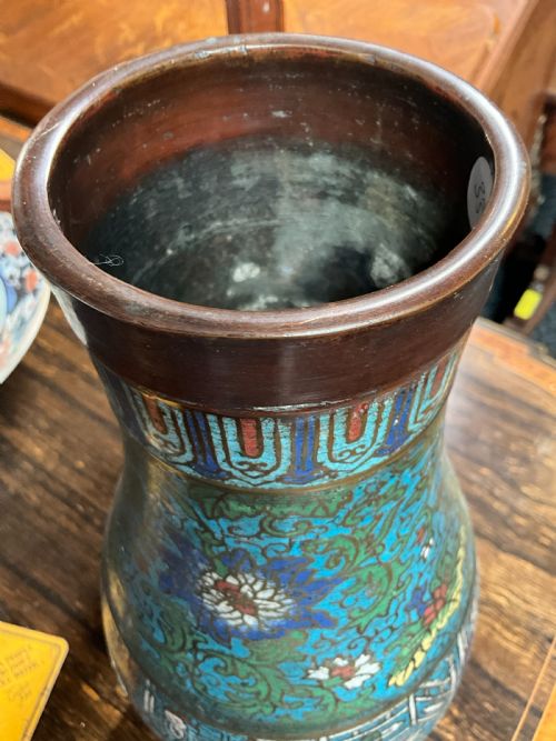 A PAIR OF DECORATIVE EARLY 20TH CENTURY ORIENTAL CLOISONNE VASES - ADDITIONAL PHOTO 3