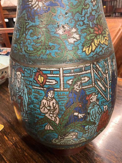 A PAIR OF DECORATIVE EARLY 20TH CENTURY ORIENTAL CLOISONNE VASES - ADDITIONAL PHOTO 4