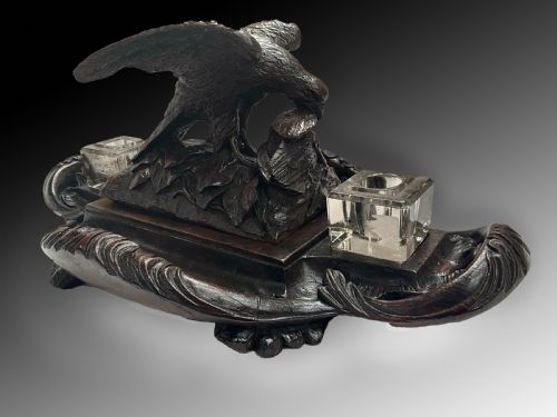 A BLACK FOREST STYLE WOODEN INK STAND WITH CARVED EAGLE WITH PRAY FIGURE - ADDITIONAL PHOTO 3