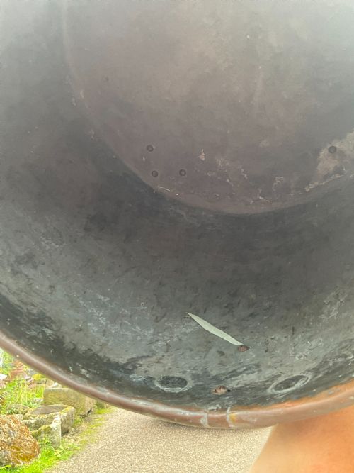 A LARGE ANTIQUE COPPER CAULDRON - ADDITIONAL PHOTO 2