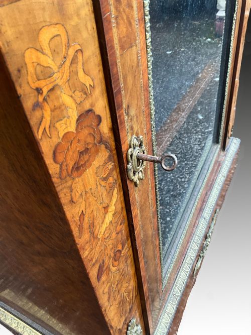 A VICTORIAN WALNUT INLAID GLAZED BOOKCASE - ADDITIONAL PHOTO 6