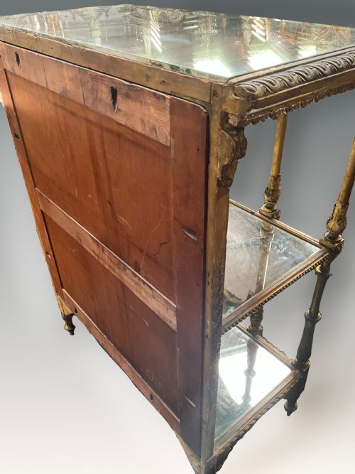 A FINE ORNATE VICTORIAN GILT WOOD AND GESSO MIRRORED DISPLAY SHELF - ADDITIONAL PHOTO 4