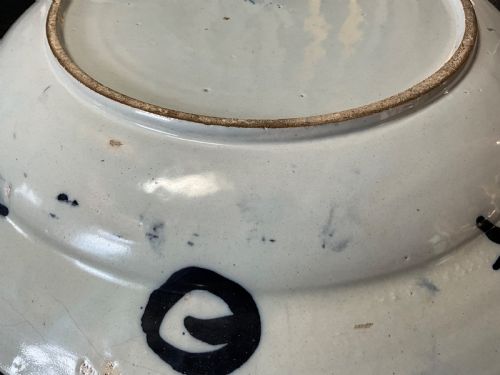 A DELFT 18TH CENTURY CHINESE INSPIRED PLATE - ADDITIONAL PHOTO 1