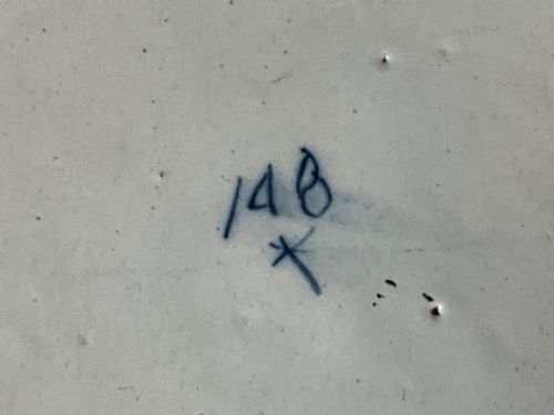 A DELFT 18TH CENTURY CHINESE INSPIRED PLATE - ADDITIONAL PHOTO 3