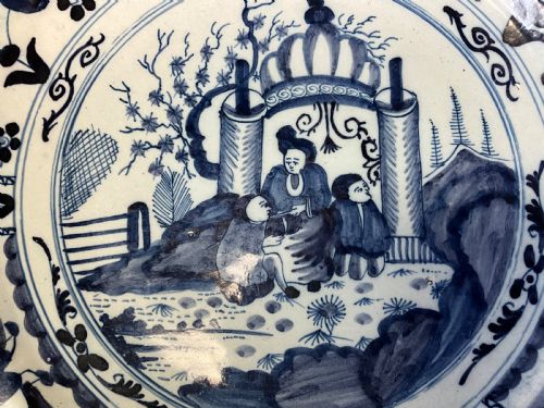 A DELFT 18TH CENTURY CHINESE INSPIRED PLATE - ADDITIONAL PHOTO 4