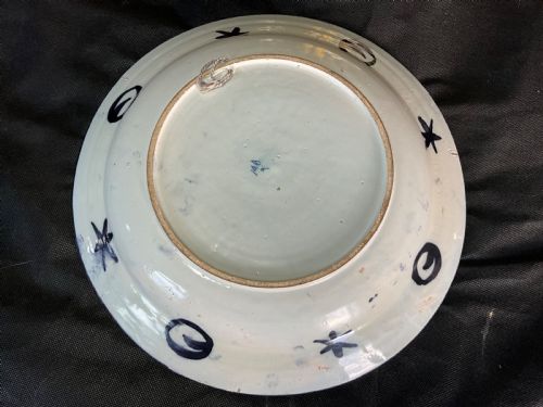 A DELFT 18TH CENTURY CHINESE INSPIRED PLATE - ADDITIONAL PHOTO 6
