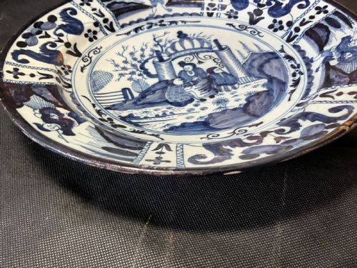 A DELFT 18TH CENTURY CHINESE INSPIRED PLATE - ADDITIONAL PHOTO 7