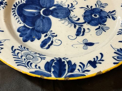A LARGE DELFT PLATE - ADDITIONAL PHOTO 4