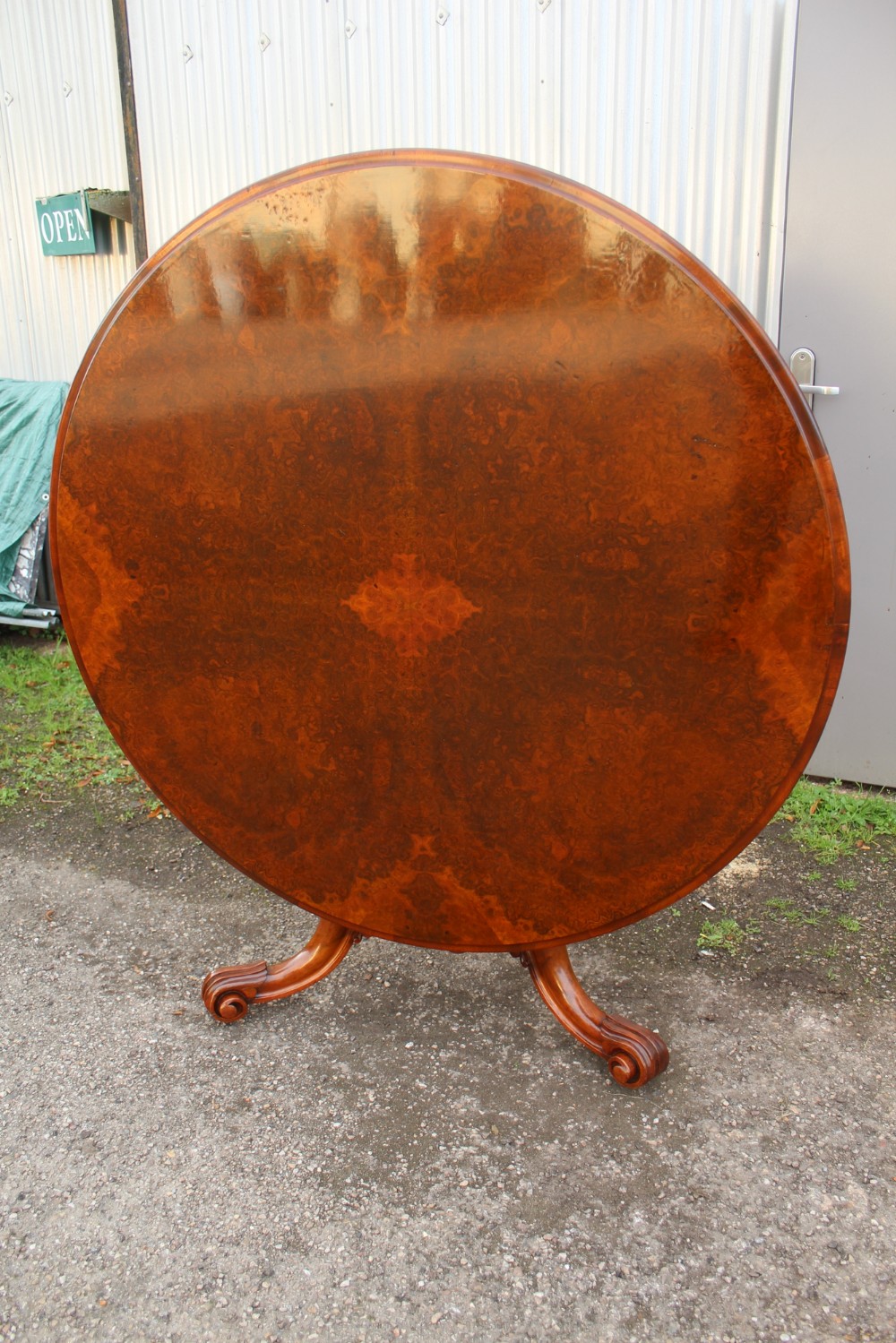 Looe table