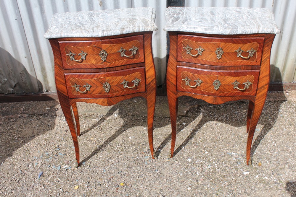 Pair commodes