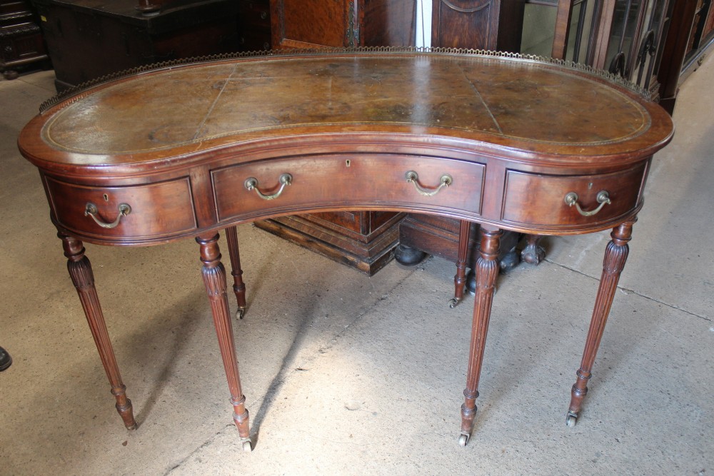 Kidney writing table