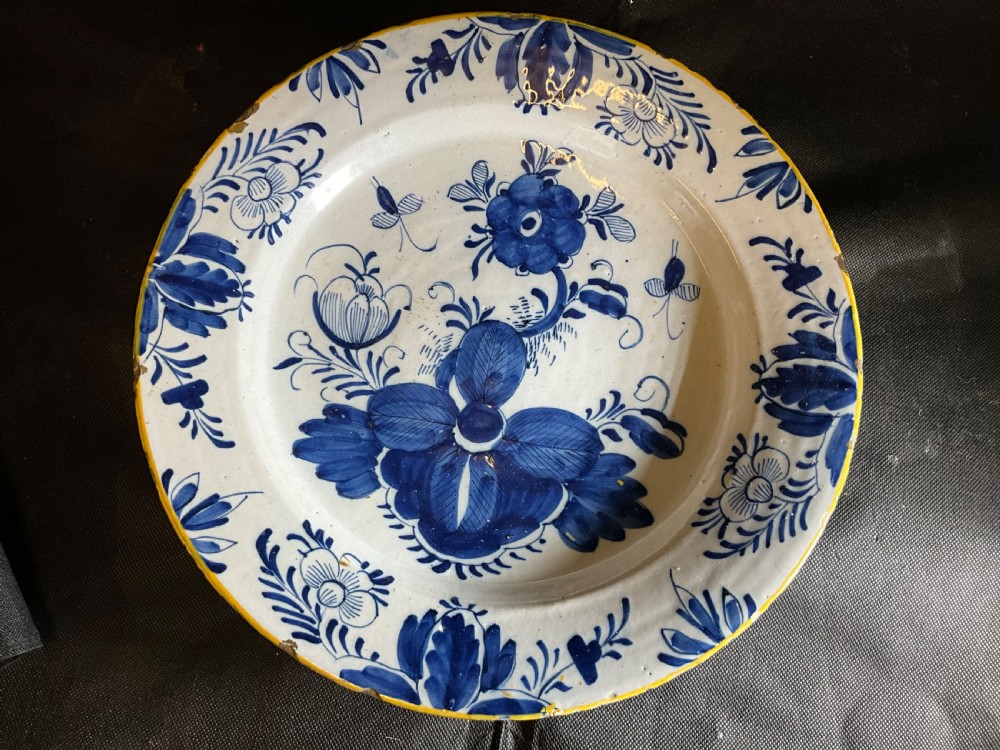 A large Delft plate.