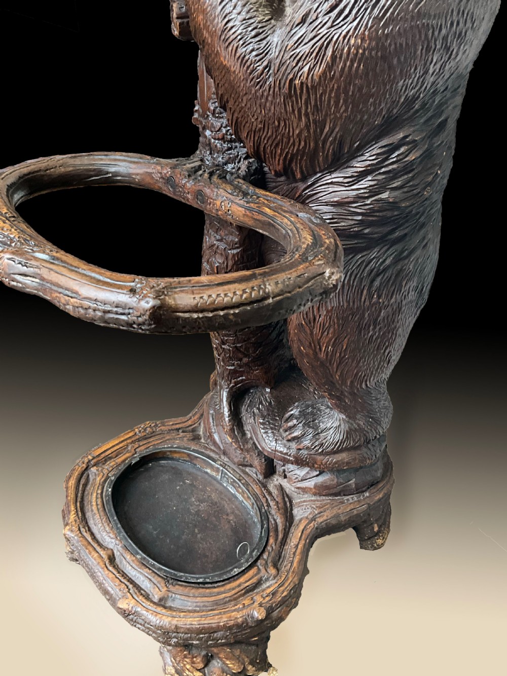 A fine quality Black Forest bear carved wood Hall stand. Height 198cm View III