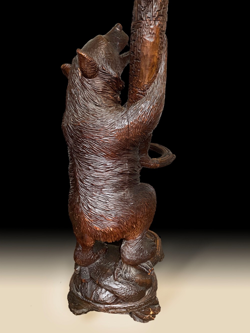 A fine quality Black Forest bear carved wood Hall stand. Height 198cm View IV