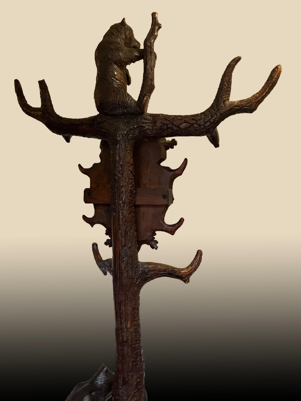 A fine quality Black Forest bear carved wood Hall stand. Height 198cm View VI