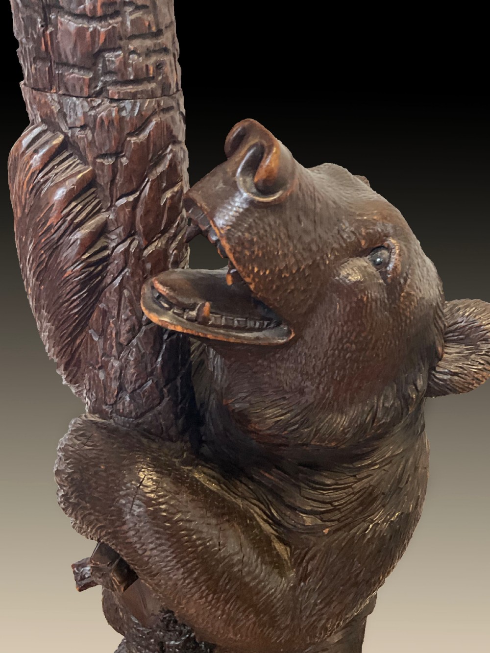 A fine quality Black Forest bear carved wood Hall stand. Height 198cm View VII