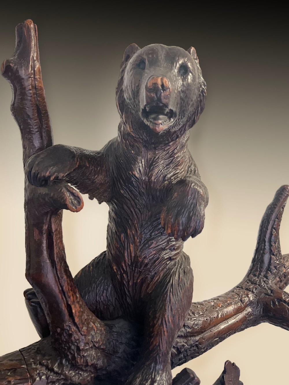 A fine quality Black Forest bear carved wood Hall stand. Height 198cm View IX