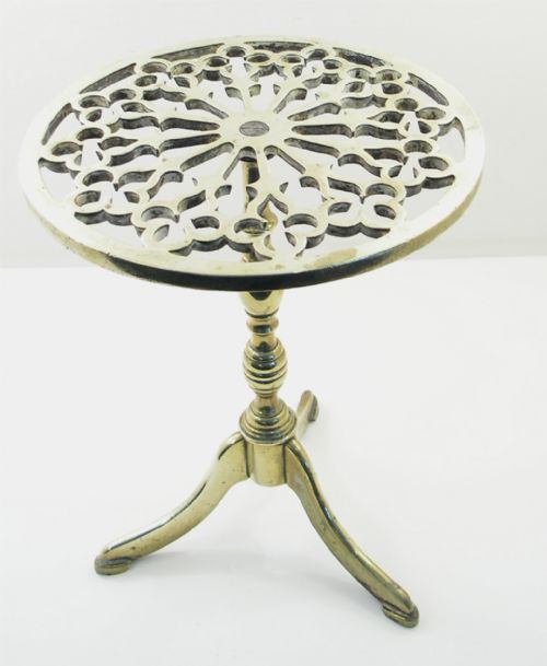 Fine Georgian Heavy Cast Brass Tripod Trivet. C. 1800