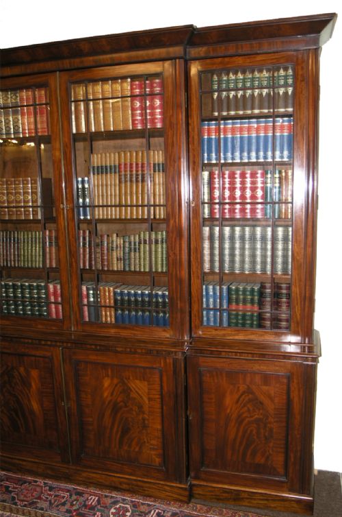 fig 1. LARGE GEORGIAN MAHOGANY BREAKFRONT BOOKCASE. C. 1825