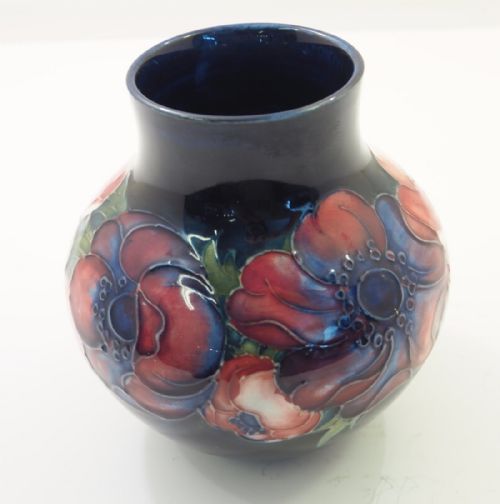 Good Moorcroft England Blue Anemone Vase
