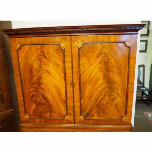 fig 2. NEAT SIZE GEORGE III MAHOGANY LINEN PRESS