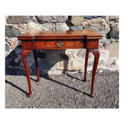 Fine 18th Cent. Walnut Cabriole Leg Tea Table