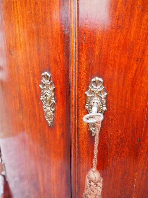 GEORGE 2ND RED WALNUT CORNER CABINET - ADDITIONAL PHOTO 6