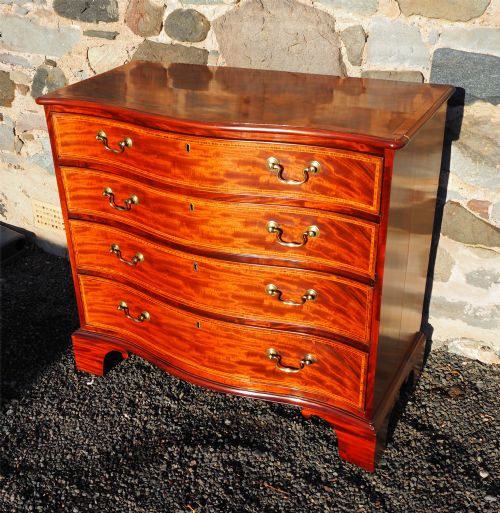 18TH CENTURY MAHOGANY SERPENTINE CHEST - ADDITIONAL PHOTO 1
