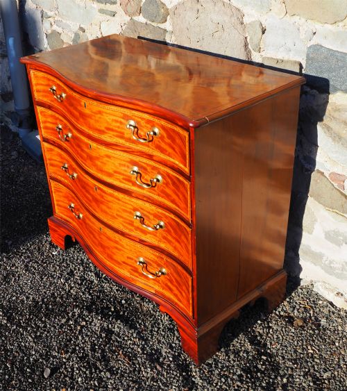 18TH CENTURY MAHOGANY SERPENTINE CHEST - ADDITIONAL PHOTO 2