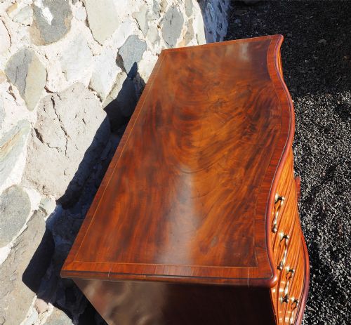 18TH CENTURY MAHOGANY SERPENTINE CHEST - ADDITIONAL PHOTO 3
