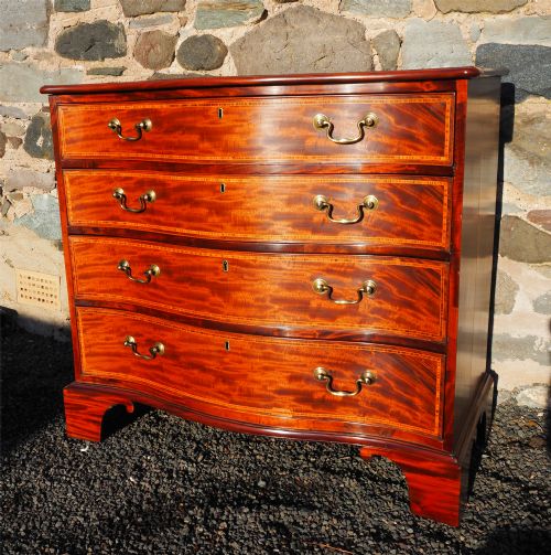 18TH CENTURY MAHOGANY SERPENTINE CHEST - ADDITIONAL PHOTO 5