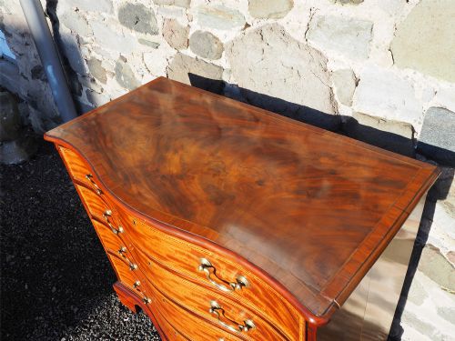 18TH CENTURY MAHOGANY SERPENTINE CHEST - ADDITIONAL PHOTO 8